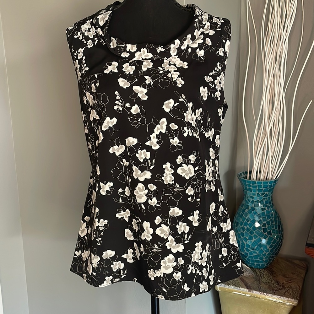 Banana Republic Black & White Floral Sleeveless Top #hostpick